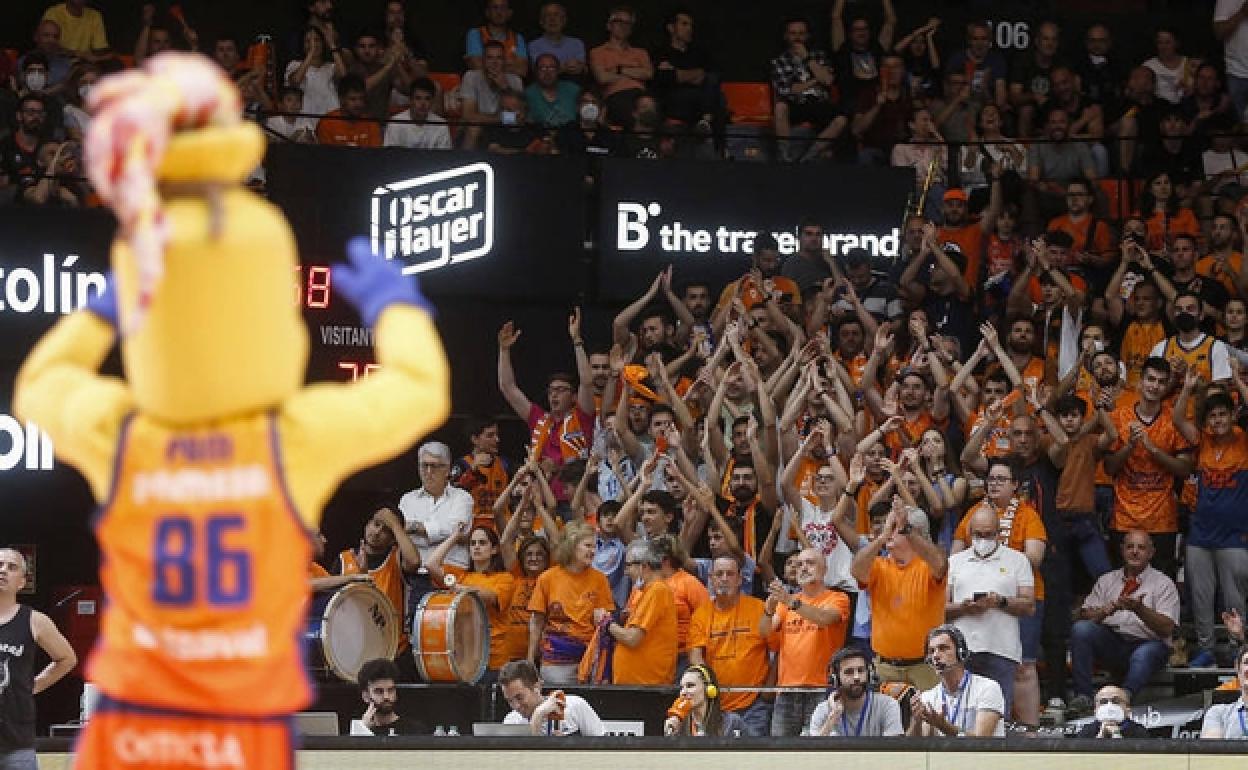 Aficionados taronja en un partido de la pasada temporada. 