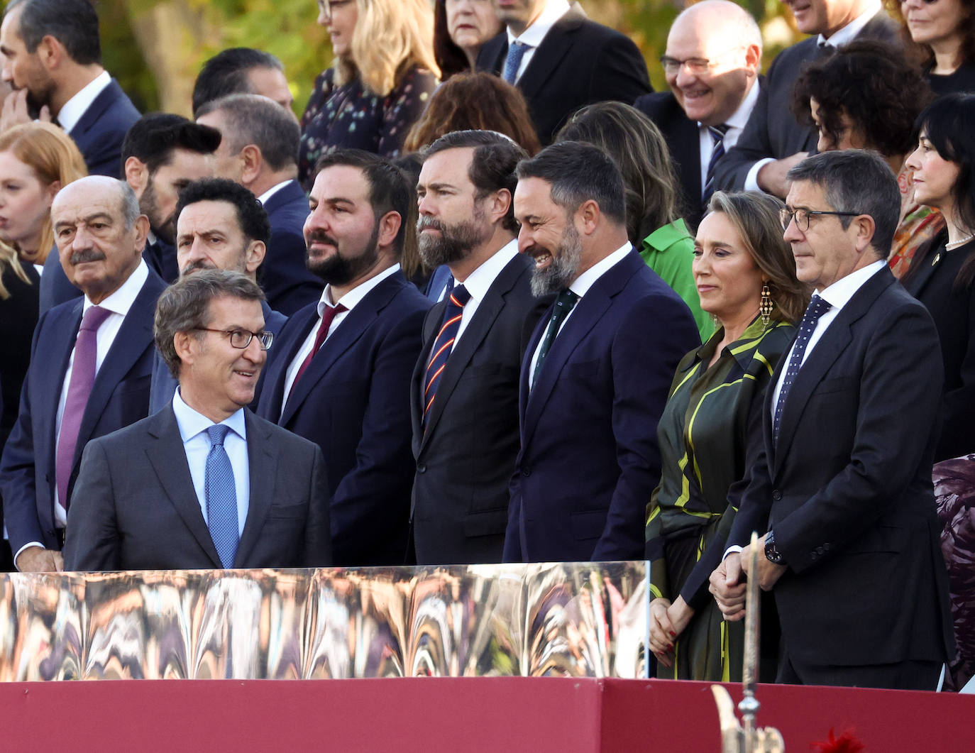 Alberto Núñez Feijóo saluda a Santiago Abascal en el palco reservado a los representantes políticos.