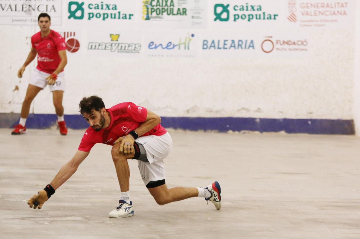 Canari se desplaza para realizar una raspada defensiva. 