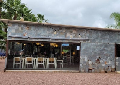 Imagen secundaria 1 - Arriba, paisaje verde de 'blat' en la Marina. Abajo, el restaurante Ca Aleix en Xàbia. A la derecha, Toni Marí, el escultor que tiene su taller junto al restaurante. 