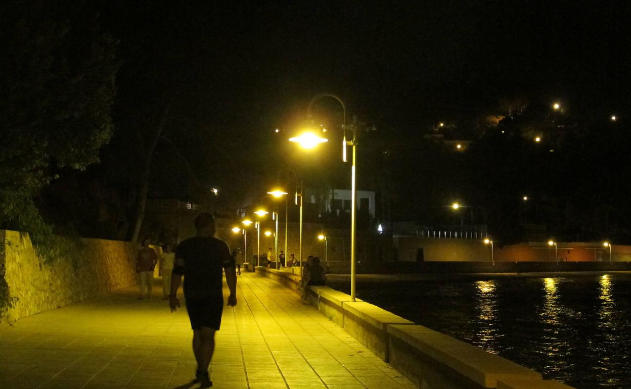 El paseo de la Marineta Cassiana y el Marge Roig, iluminado por la noche. 