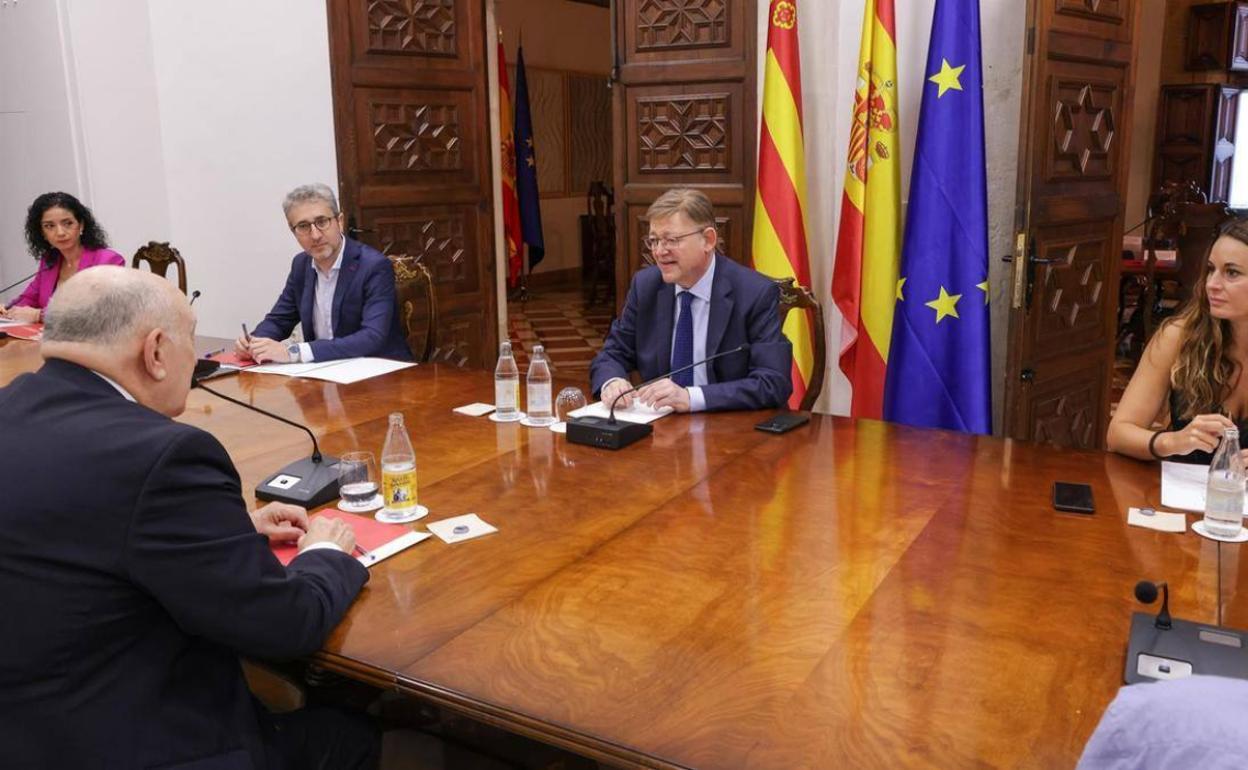 El conseller de Hacienda, Arcadi España, y el presidente de la Generalitat, Ximo Puig. 