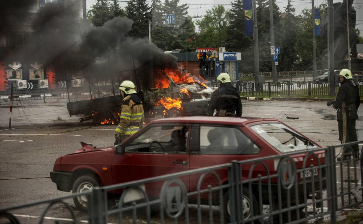 Un coche arde tras un ataque de misiles rusus en Járkov.