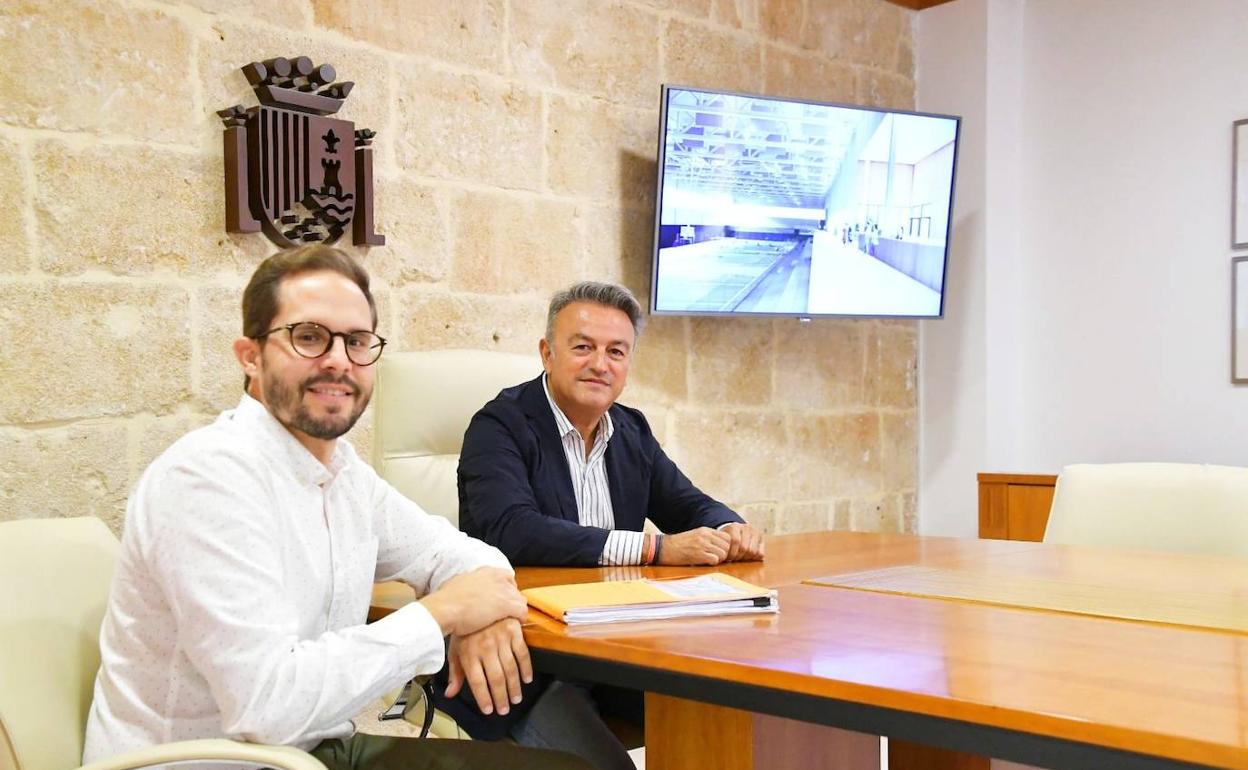 Alberto Tur y José Chulvi presentan los cambios en el presupuesto del complejo multideportivo  del Freginal. 