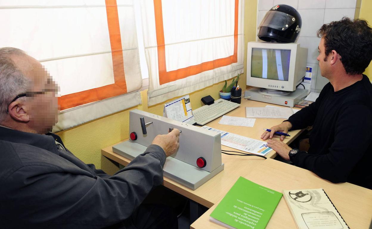 Una persona mayor renovando su permiso de conducir.
