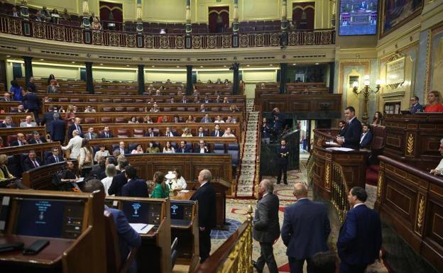 Vox llega tarde al Congreso | Diputados de Vox llegan tarde al Congreso e interrumpen a Sánchez en protesta por sus retrasos ante el Rey