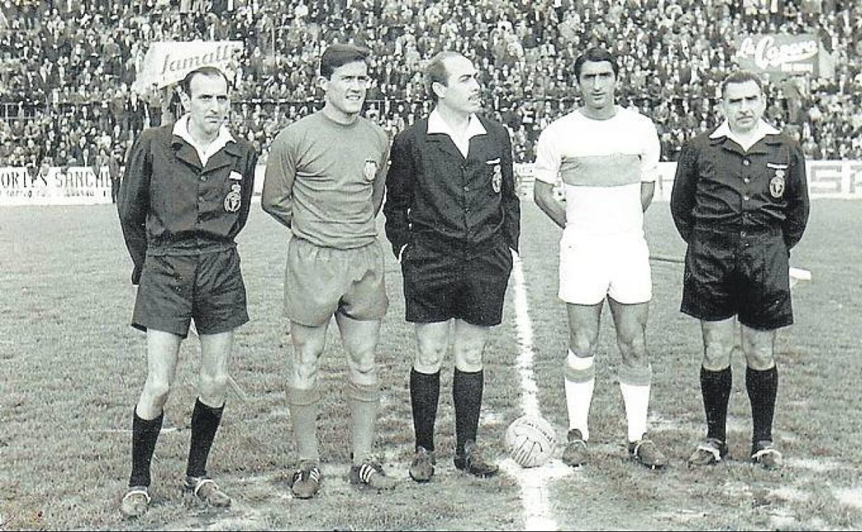 Roberto Gil y Vicent Iborra (derecha) junto al trío arbitral en un partido entre el Valencia y el Elche. 