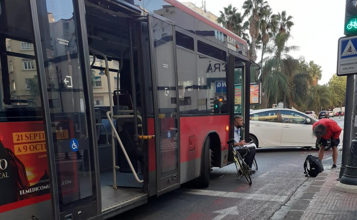 El ciclista se mira la pierna herida, esta mañana en Ángel Guimerà. 