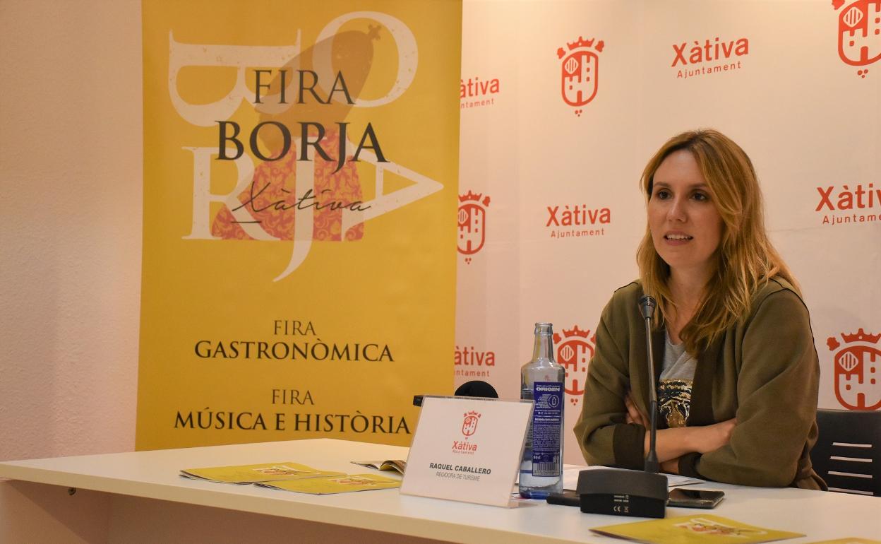 La concejala de Turismo del Ayuntamiento de Xàtiva, Raquel Caballero, durante la presentación. 