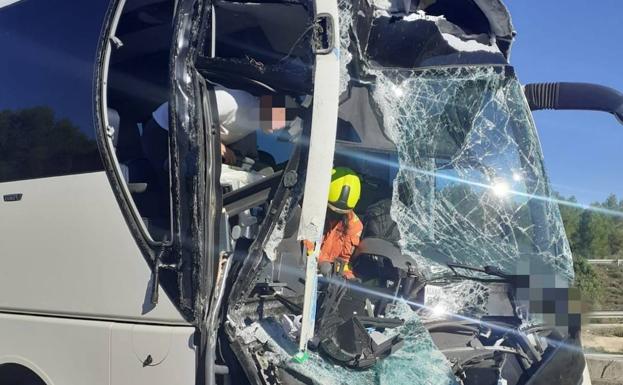 Así ha quedado el autobús tras el accidente. 