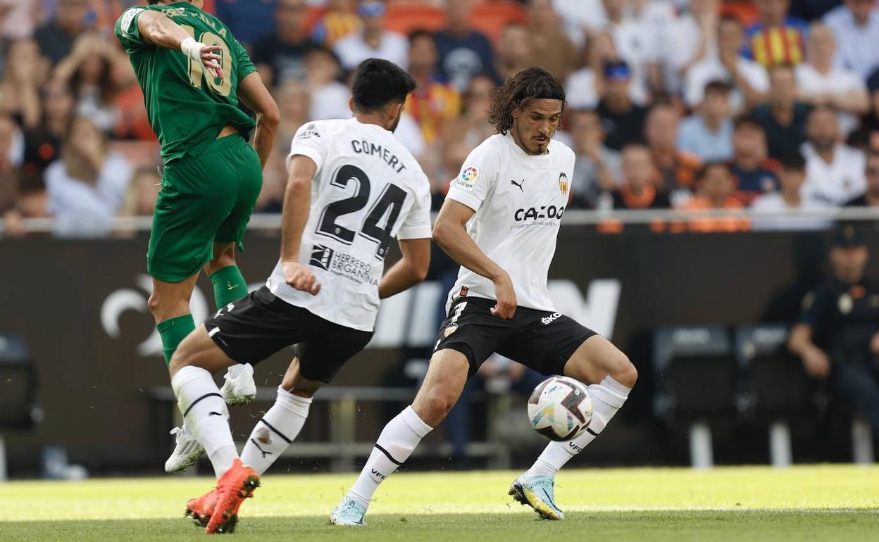 Edinson Cavani controla el balón en el partido ante el Elche en Mestalla. 