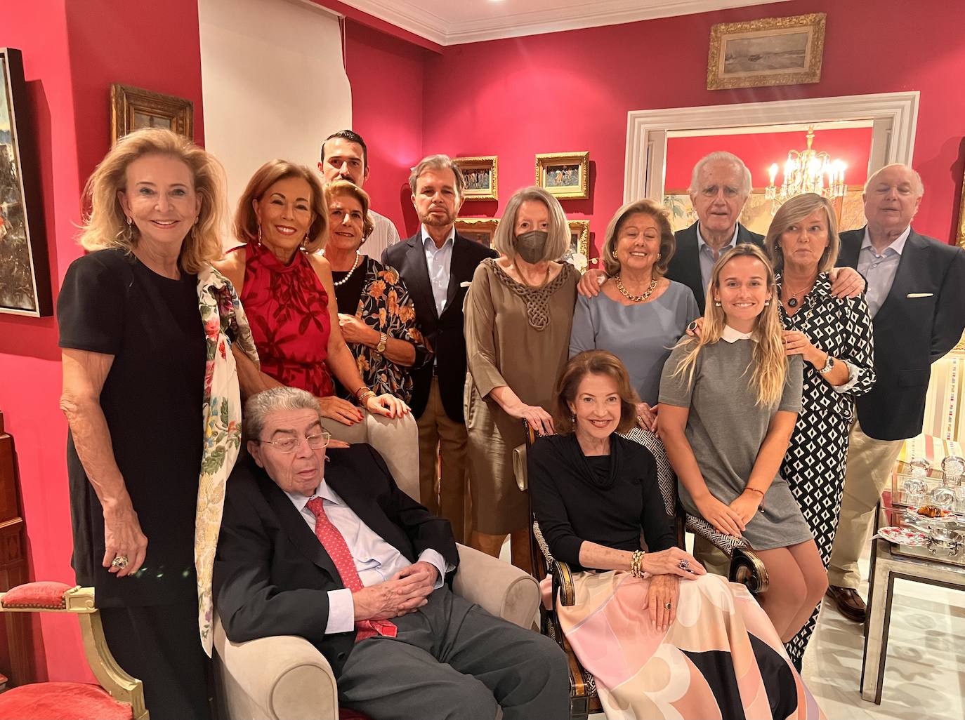 Mayrén Beneyto, Ramón Almazan, Menchu Trenor, Isabel Manglano. Detrás, Matilde Conesa, Rosario Oliver, Fernando Lleo, Pedro Fabiani, Maite Girona, Loli Marco, barón de Burguete, Isabel Bermejo, Carlos Chapa.