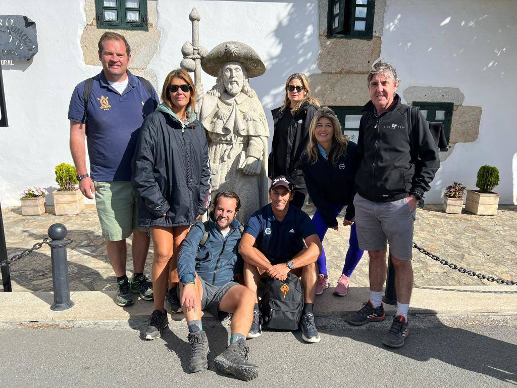 Paula Canet y Pascual Segura, con unos amigos en el Camino de Santiago.