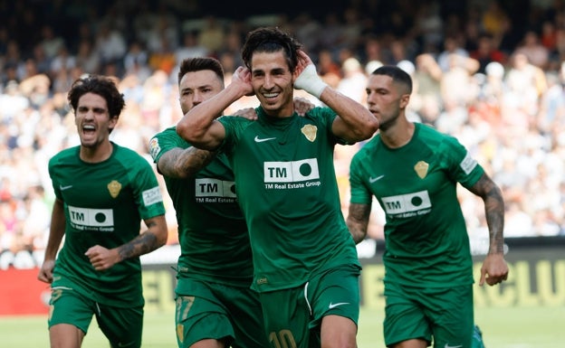 El delantero del Elche Pere Milla celebra el primer gol de los ilicitanos. 