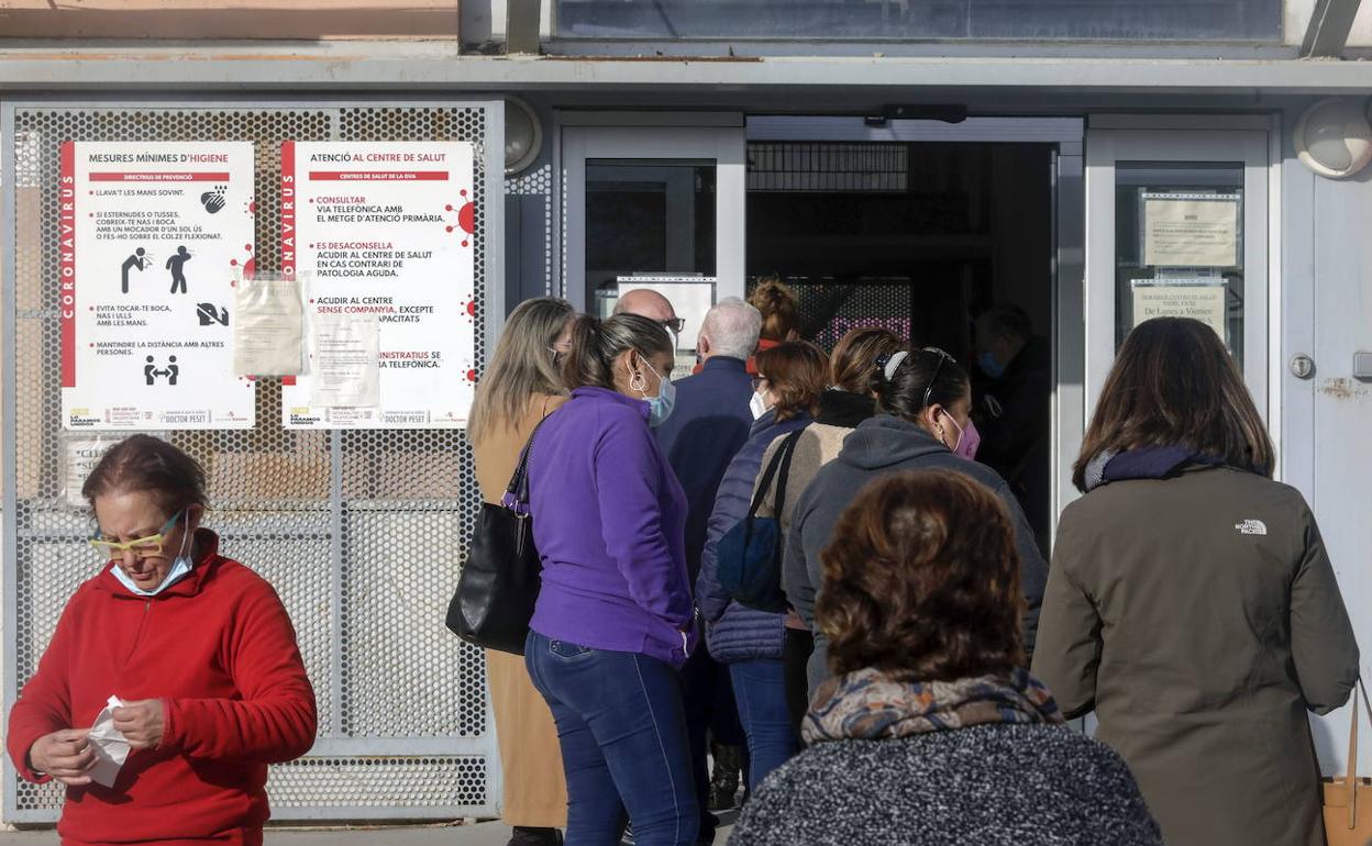 Cartelería en valenciano en la entrada del centro de salud Padre Jofre de Valencia, a principios de año. 