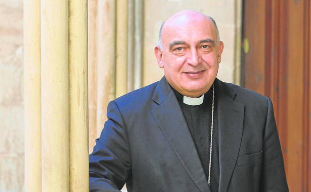 Enrique Benavent en el patio del palacio episcopal. 