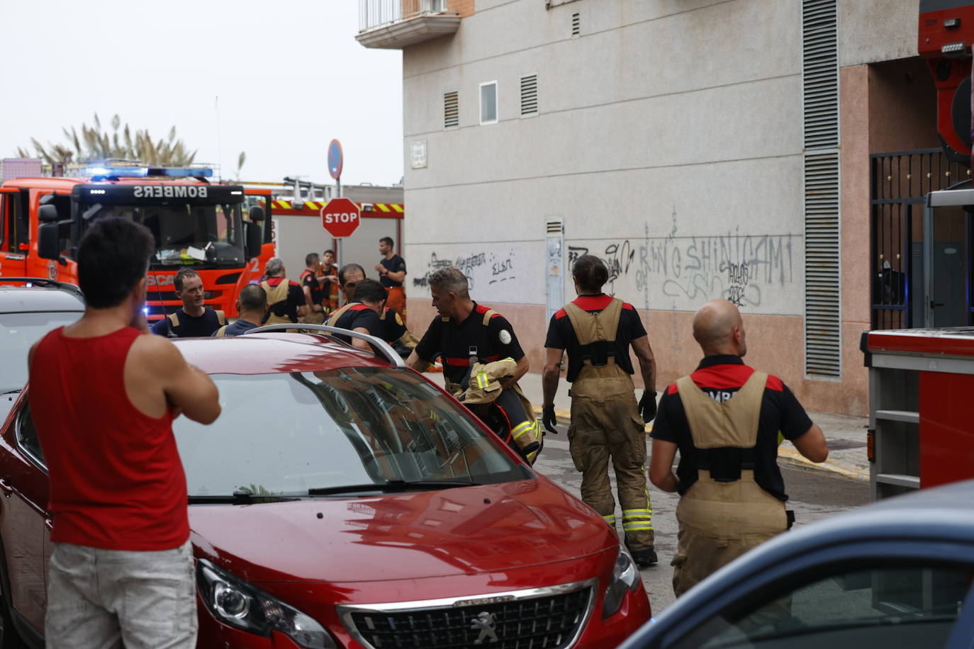 Fotos: Incendio en un garaje en Alboraya (16/10/2022)