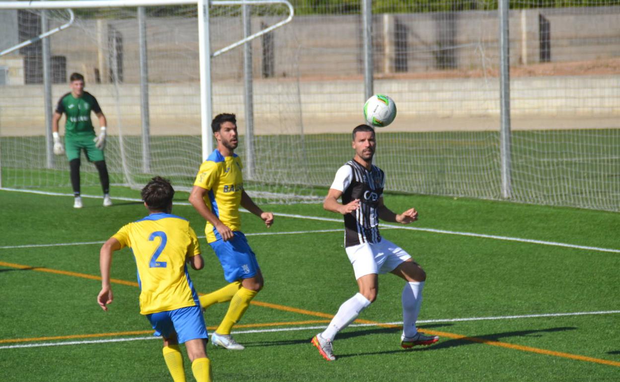 El Dénia defendiendo un ataque del Castellonense. 