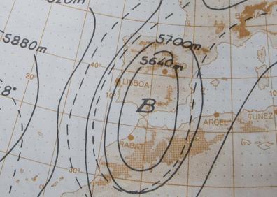 Imagen secundaria 1 - Rafael Armengot, meteorólogo, revisa sus anotaciones. | La borrasca en el Estrecho, en un archivo meteorológico. | Predicción meteorológica para el 19 de octubre de 1982.