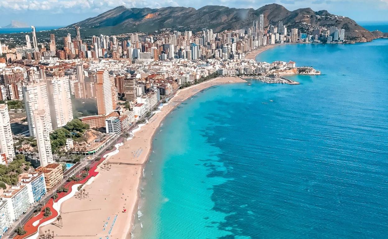 Imagen de archivo de la playa de Poniente de Benidorm vacía de turistas