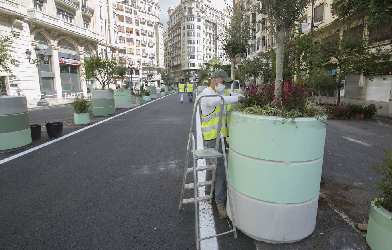 En los últimos años la plaza del Ayuntamiento no ha dejado de cambiar. Empezando por una "peatonalización blanda" que se limitó con una serie de maceteros.