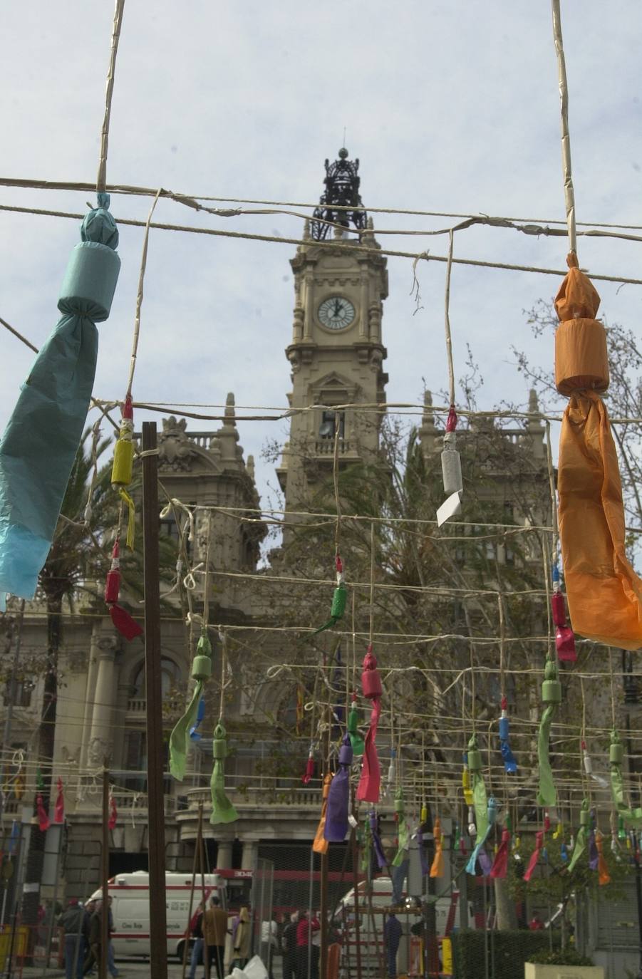 En Fallas la plaza es fiesta, se convierte en el símbolo de una ciudad abierta. Lugar de paso obligado para disfrutar de los principales actos festivos.