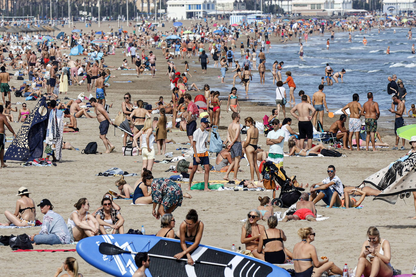 Playas llenas en Valencia en pleno octubre. 