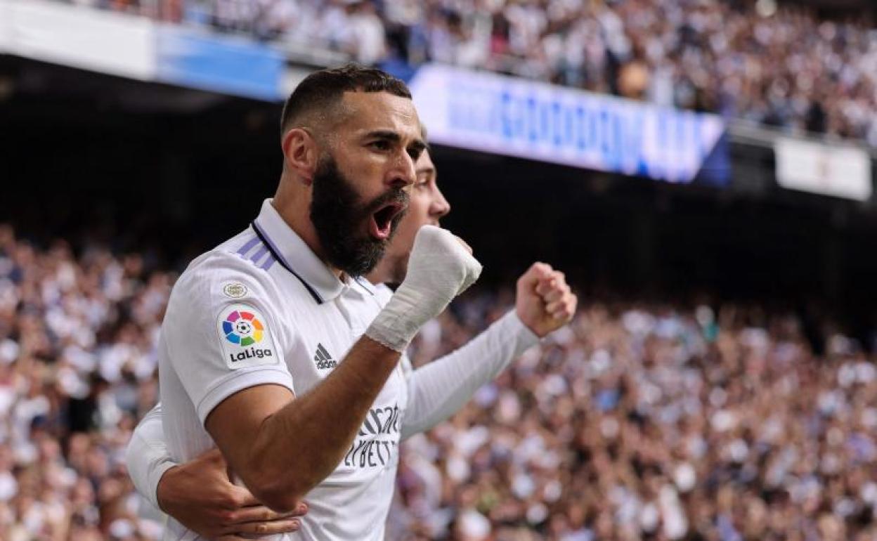El delantero francés del Real Madrid, Karim Benzema, celebra después de marcar el primer gol de su equipo durante el partido de fútbol de la Liga española entre el Real Madrid CF y el FC Barcelona.