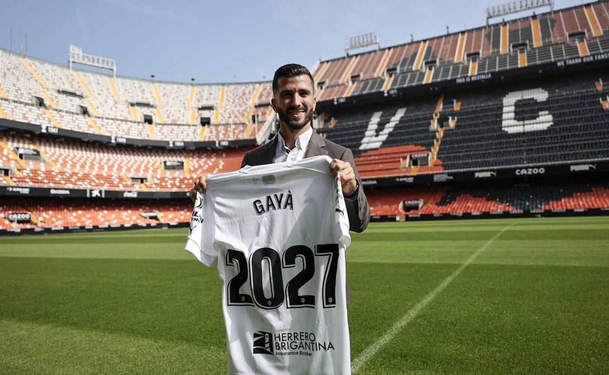 Gayà posa con la camiseta de su renovación en el césped de Mestalla. 