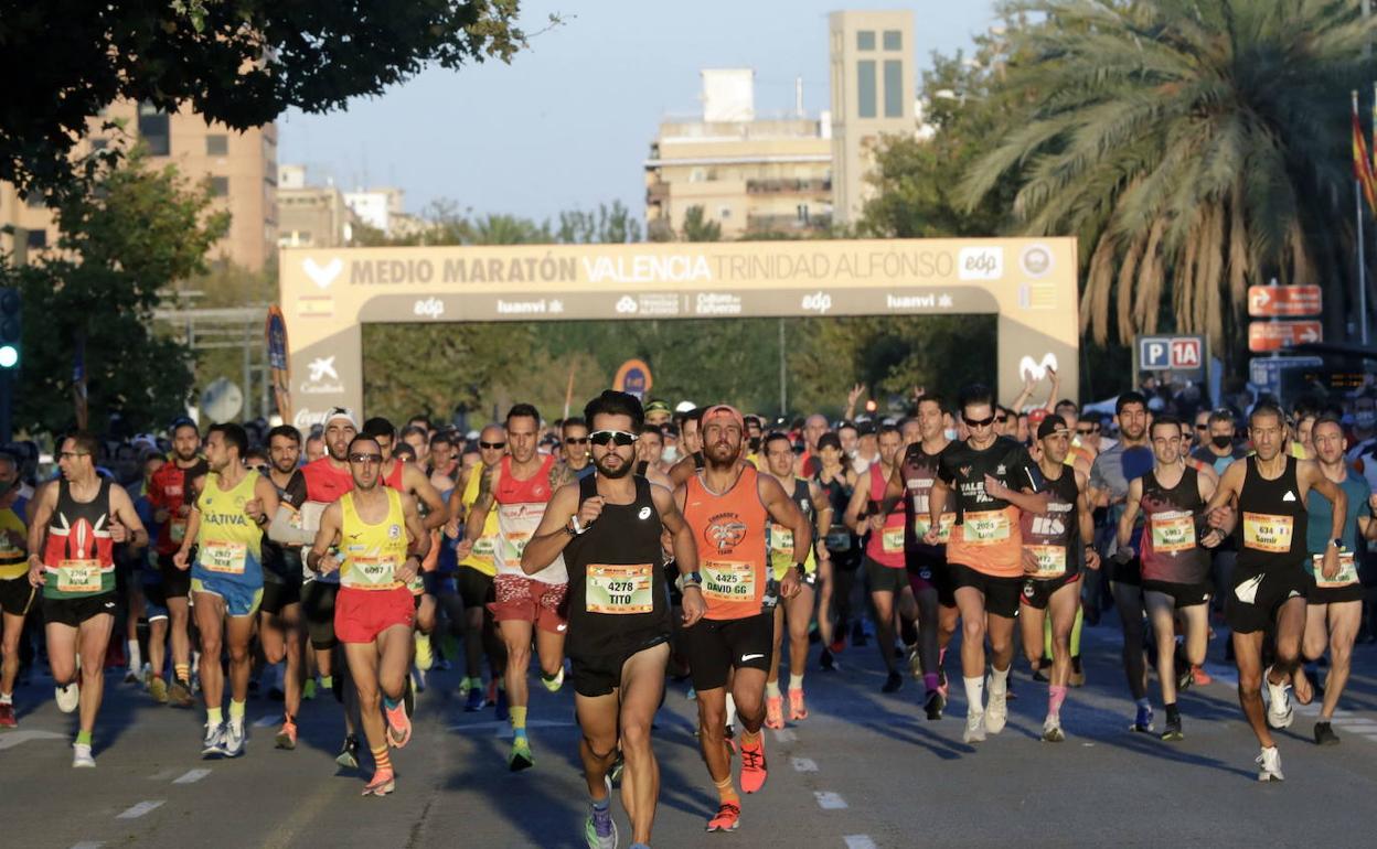 Varios corredores en la salida de la Media Maraton de Valencia.