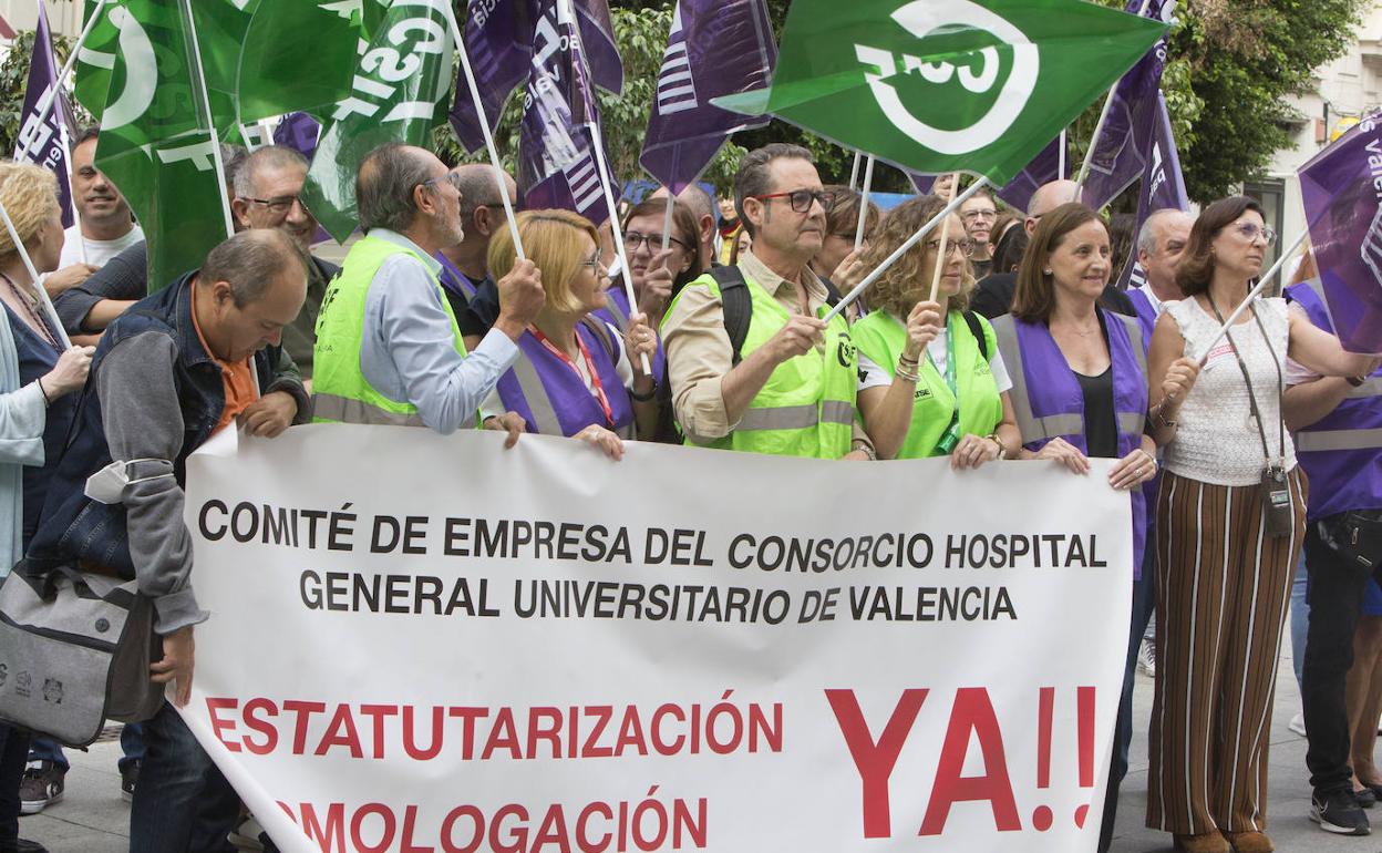 Trabajadores del Hospital General de Valencia en la protesta frente al Palau de la Generalitat de este miércoles.