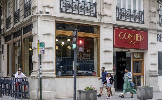 Imagen principal - Arriba, fachada del bar Gontier, en la calle de la Paz y terraza a la calle de Bonaire. Abajo, dos de los tres socios, Sergio Pera y Carlos Alfonso. A la izquierda, algunas de las propuestas del bar.