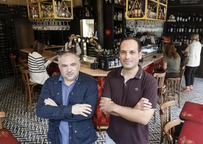 Imagen secundaria 1 - Arriba, fachada del bar Gontier, en la calle de la Paz y terraza a la calle de Bonaire. Abajo, dos de los tres socios, Sergio Pera y Carlos Alfonso. A la izquierda, algunas de las propuestas del bar.