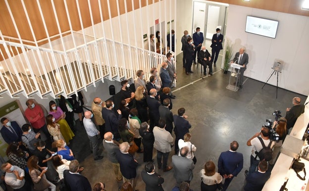 Asistentes a la inauguración de las clínicas, en el hall, durante las intervenciones. 