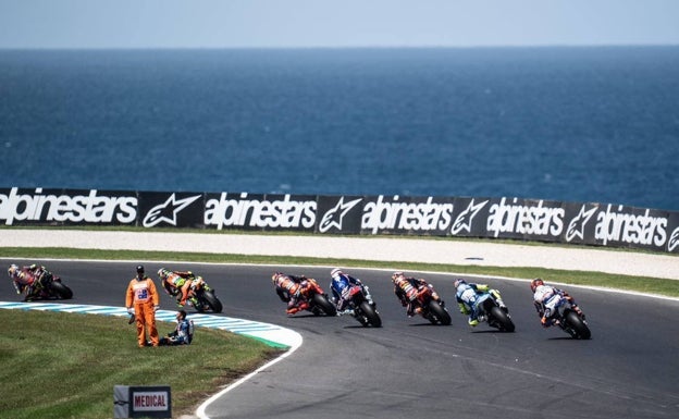 Imagen principal - Secuencia del grave accidente sufrido por Jorge Navarro durante el GP de Australia. 