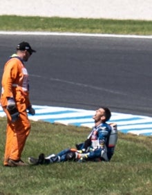 Imagen secundaria 2 - Secuencia del grave accidente sufrido por Jorge Navarro durante el GP de Australia. 