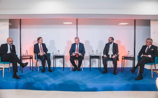 Mesa redonda con Carlos Núñez, presidente ejecutivo de PRISA Media; Ignacio Ybarra, presidente del Grupo Vocento; Alfonso Bullón de Mendoza, presidente-editor del Grupo El Debate; y Asís Martín de Cabiedes, presidente ejecutivo de Europa Press.