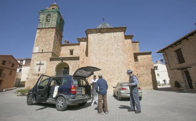 Vecinos de Puebla de San Miguel en la plaza de la iglesia