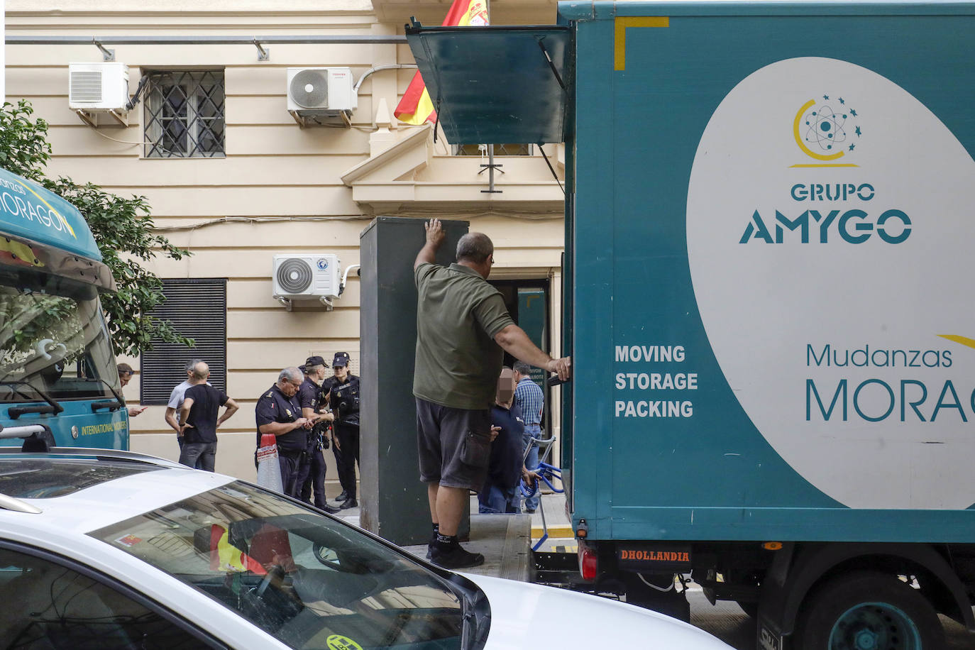 Desalojo de la comisaría del Maritimo en Valencia por riesgo de derribo