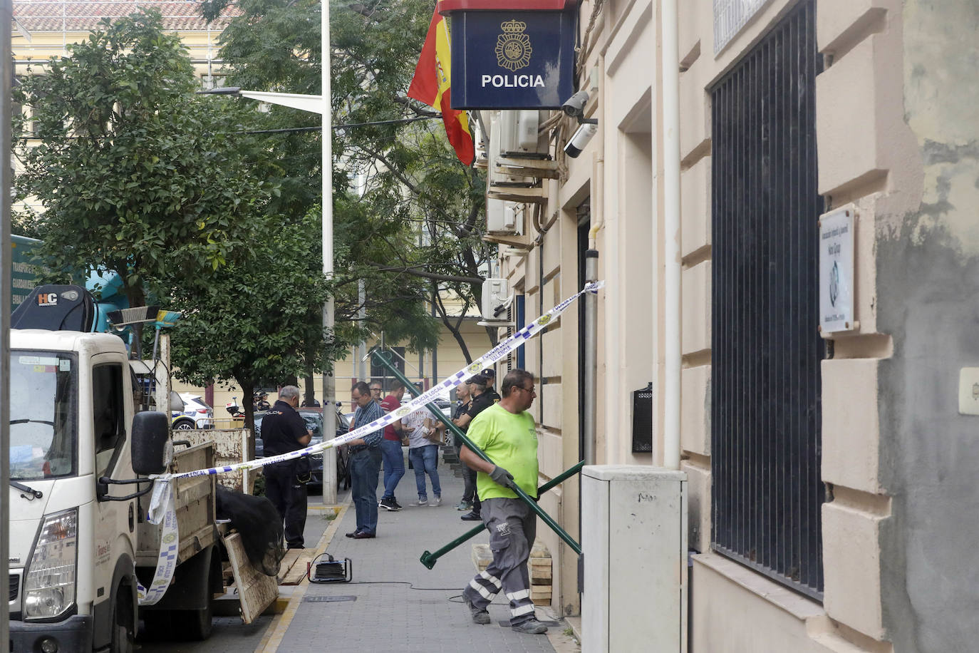 Desalojo de la comisaría del Maritimo en Valencia por riesgo de derribo