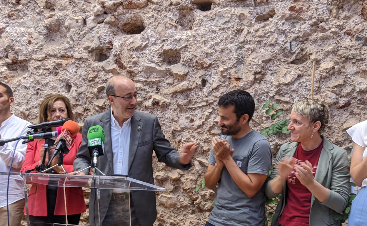 Gómez durante el anuncia junto a Marzà y Robles. 