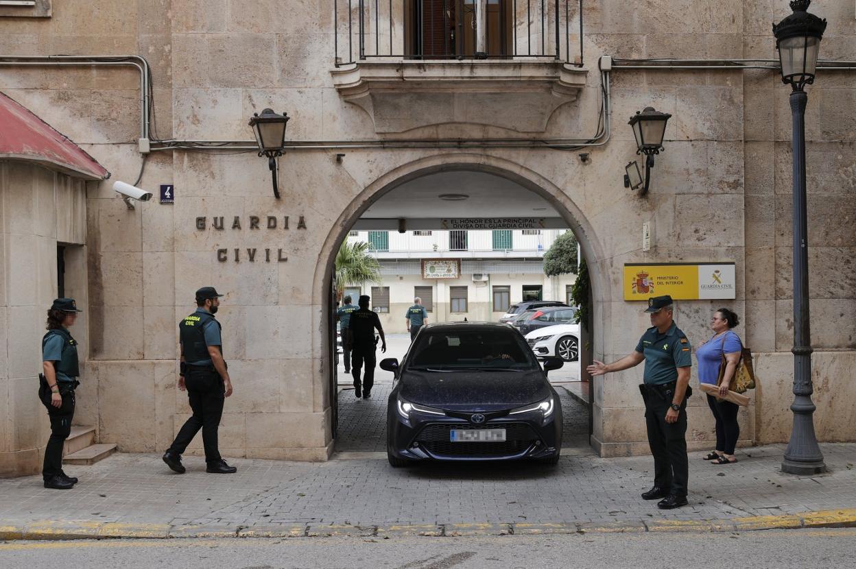 Un vehículo sale del cuartel de Patraix donde ayer declararon investigados y testigos. 