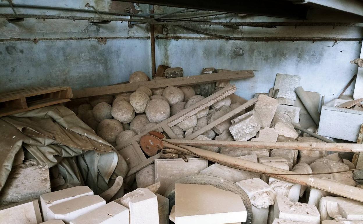 Algunos restos amontonados en el antiguo matadero de Borbotó. 