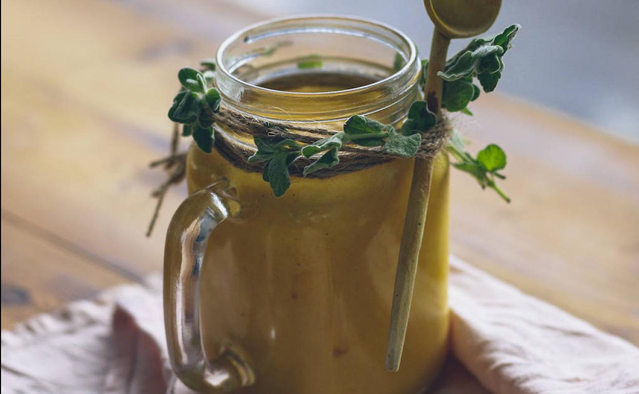 Cúrcuma latte con calabaza y almendras, para empezar las mañanas de invierno con energía