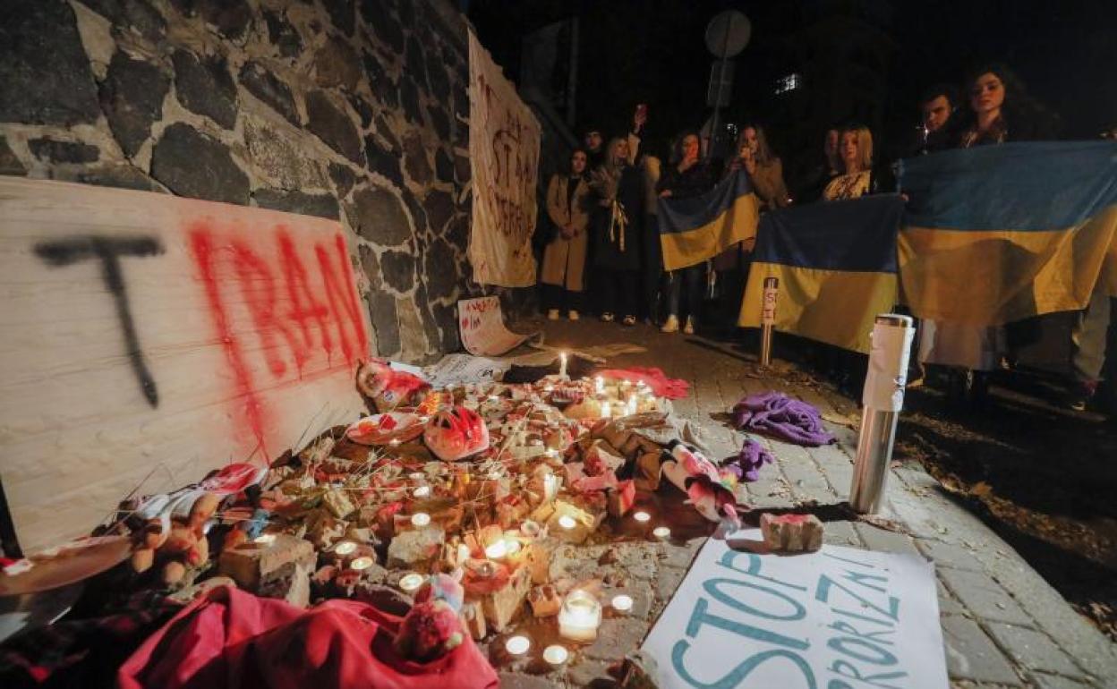 Protesta en la Embajada de Irán en Kiev tras los ataques de 'drones kamikaze'.