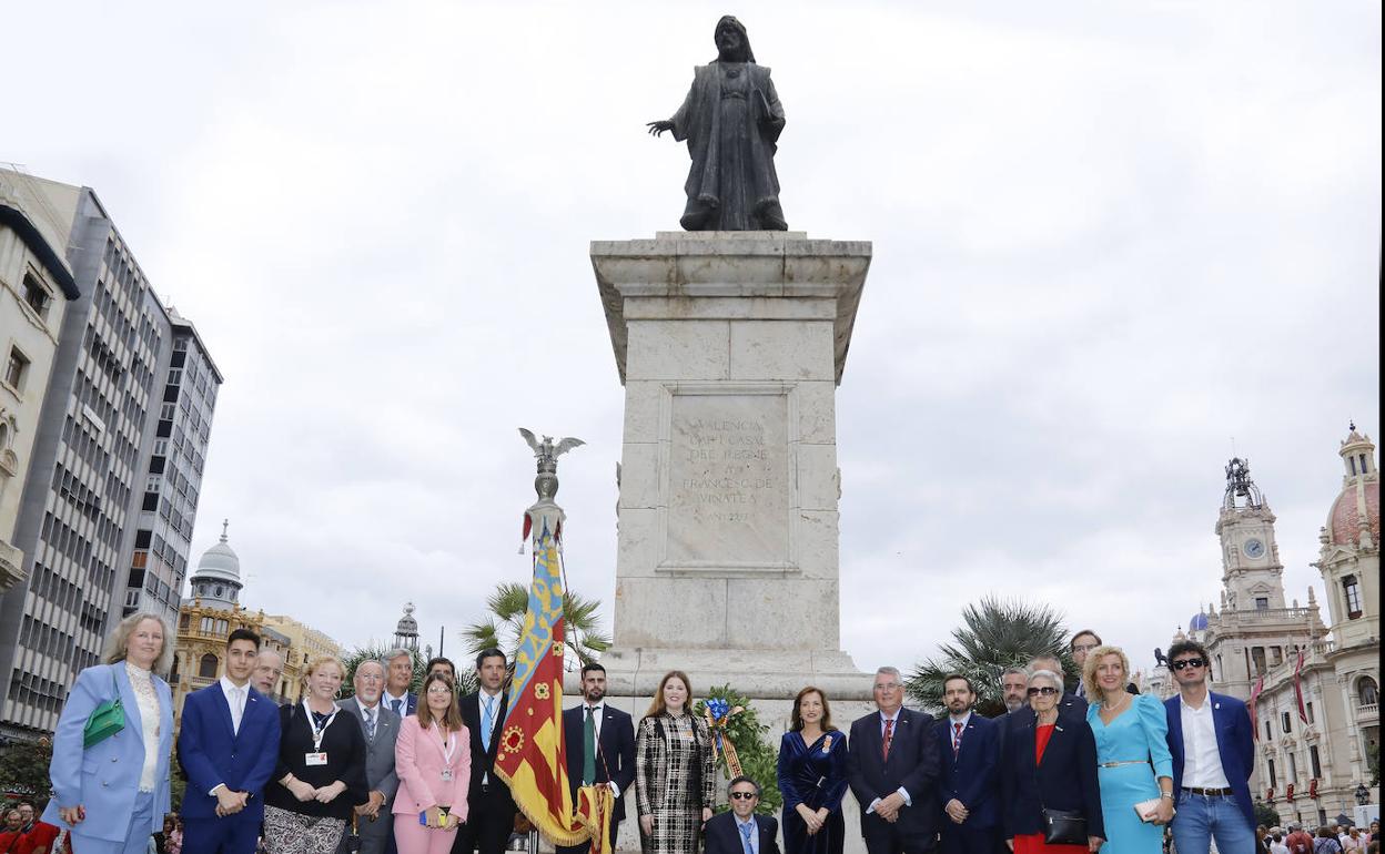 Homenaje de Lo Rat Penat a Vinatea en la procesión cívica del 9 d'Octubre. 