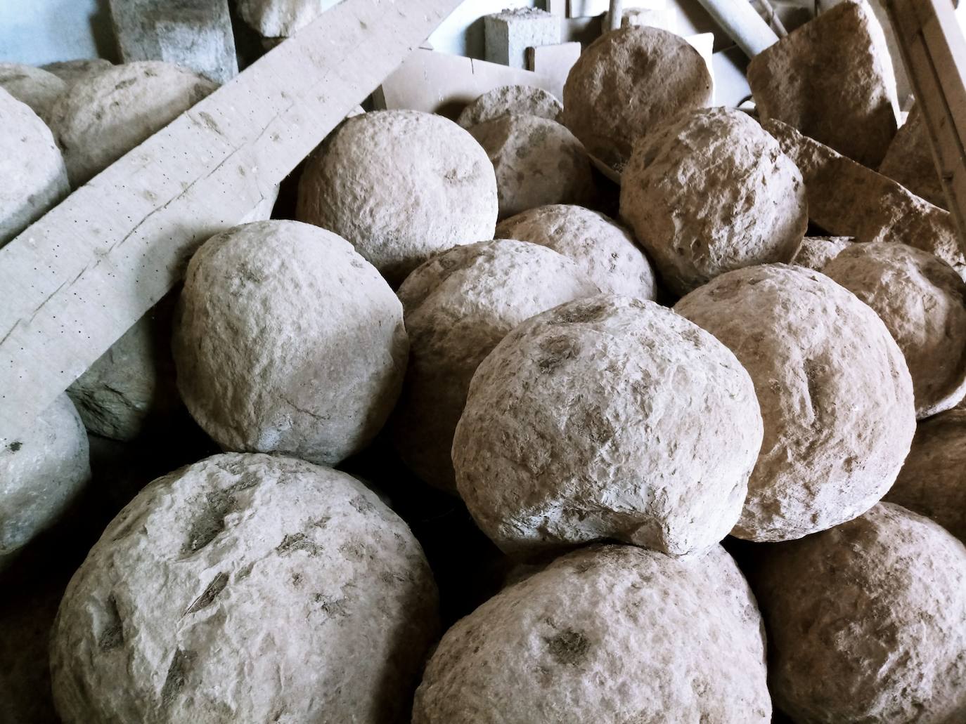 Algunos restos amontonados en el antiguo matadero de Borbotó