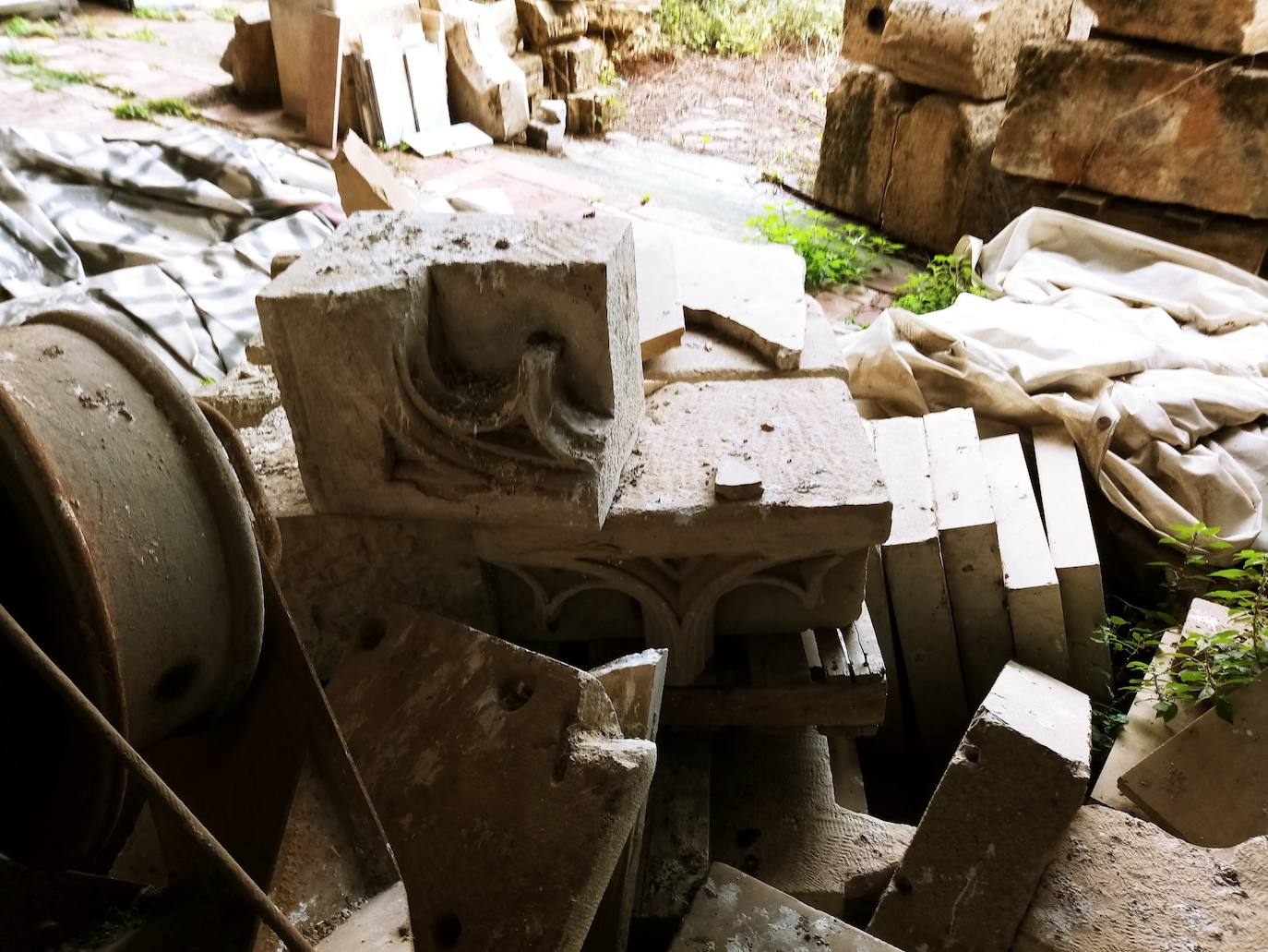 Algunos restos amontonados en el antiguo matadero de Borbotó