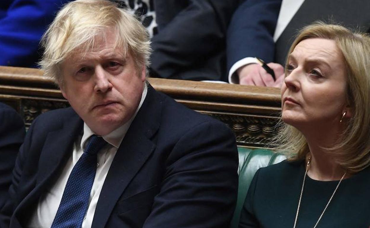 Boris Johnson junto a Truss en el Parlamento británico.