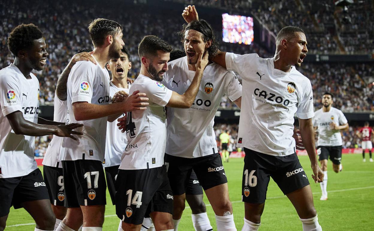 José Luis Gayà celebra el único tanto del Valencia ante el Mallorca junto al goleador Cavani. 